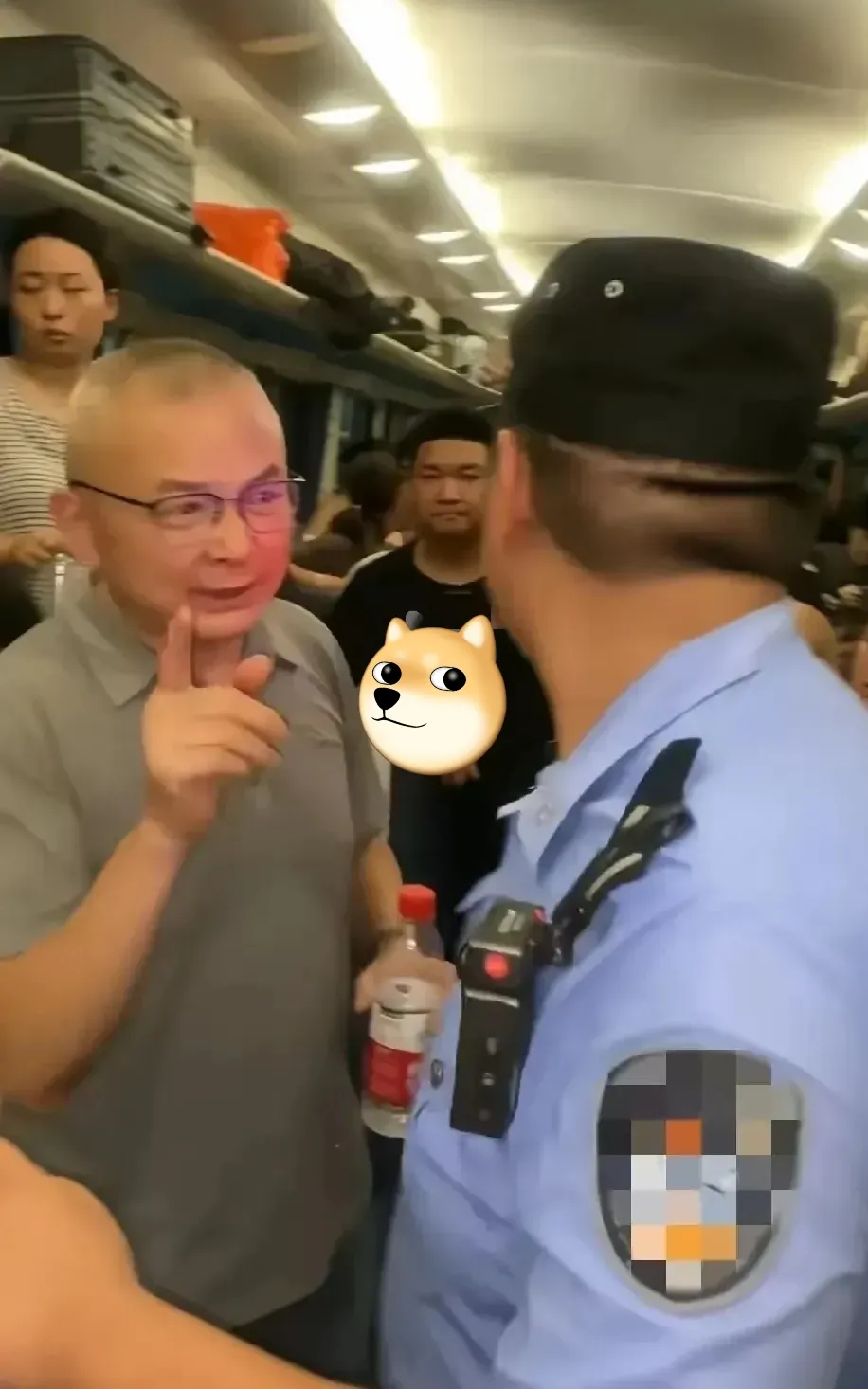 列车故障乘客被困3小时，怒砸车窗质问铁路：我们岂能如猪般受困？-IS充值【37】