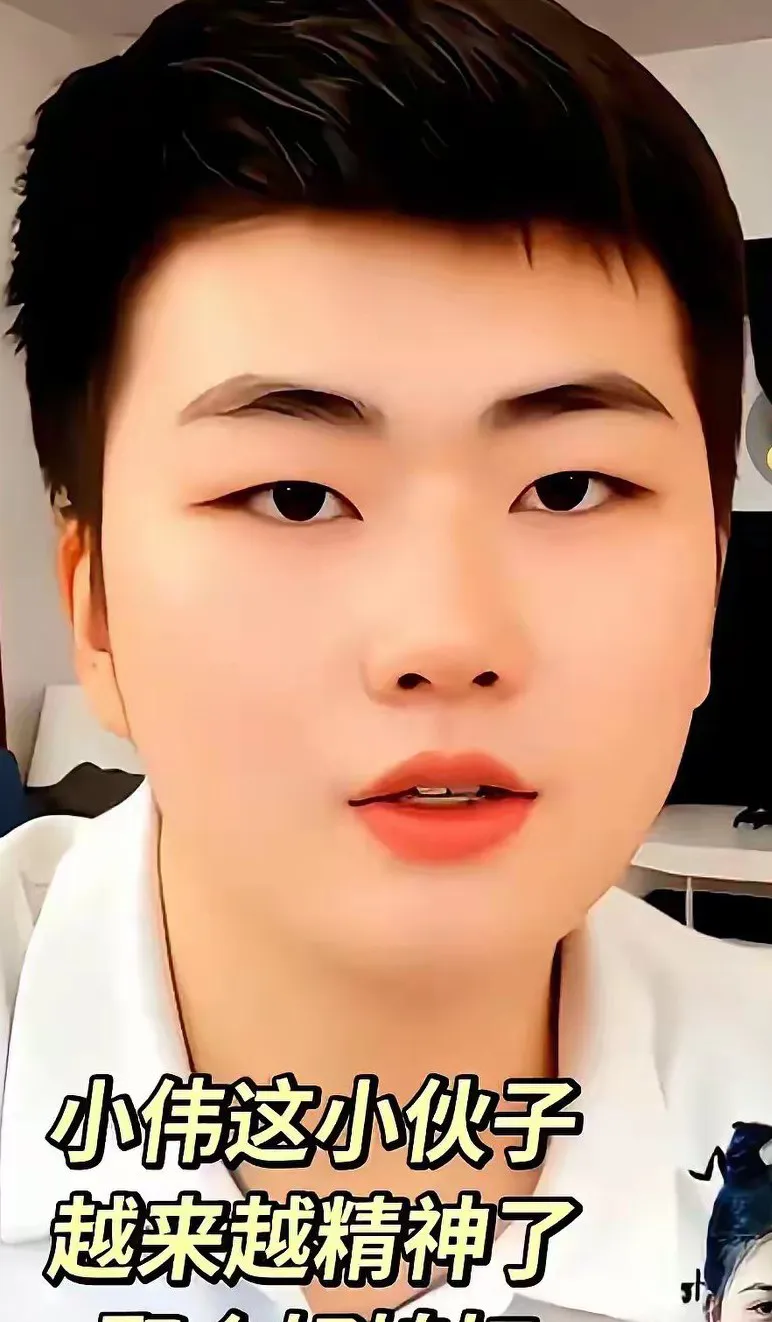 自从小伟与陈亚楠分开后，他仿佛脱胎换骨，直播间中的他讲述故事时从容不迫，面容和善，举止不卑不亢-IS充值【37】