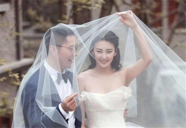 2016年，张雨绮与相识仅70天的富商袁巴元迅速步入婚姻殿堂，随即迎来一对龙凤胎。-IS充值【37】